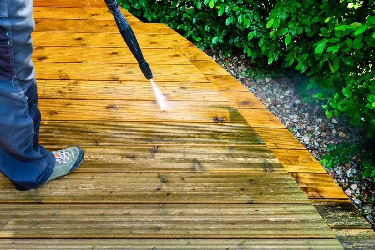 Deck Cleaning Thumbnail